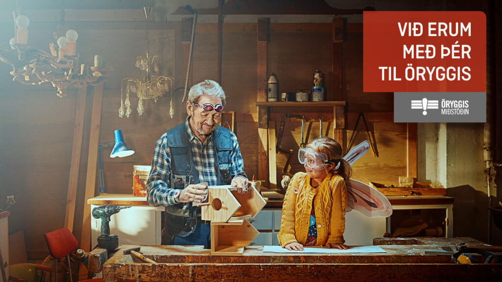 Lítil stelpa fylgist með afa sínum smíða.