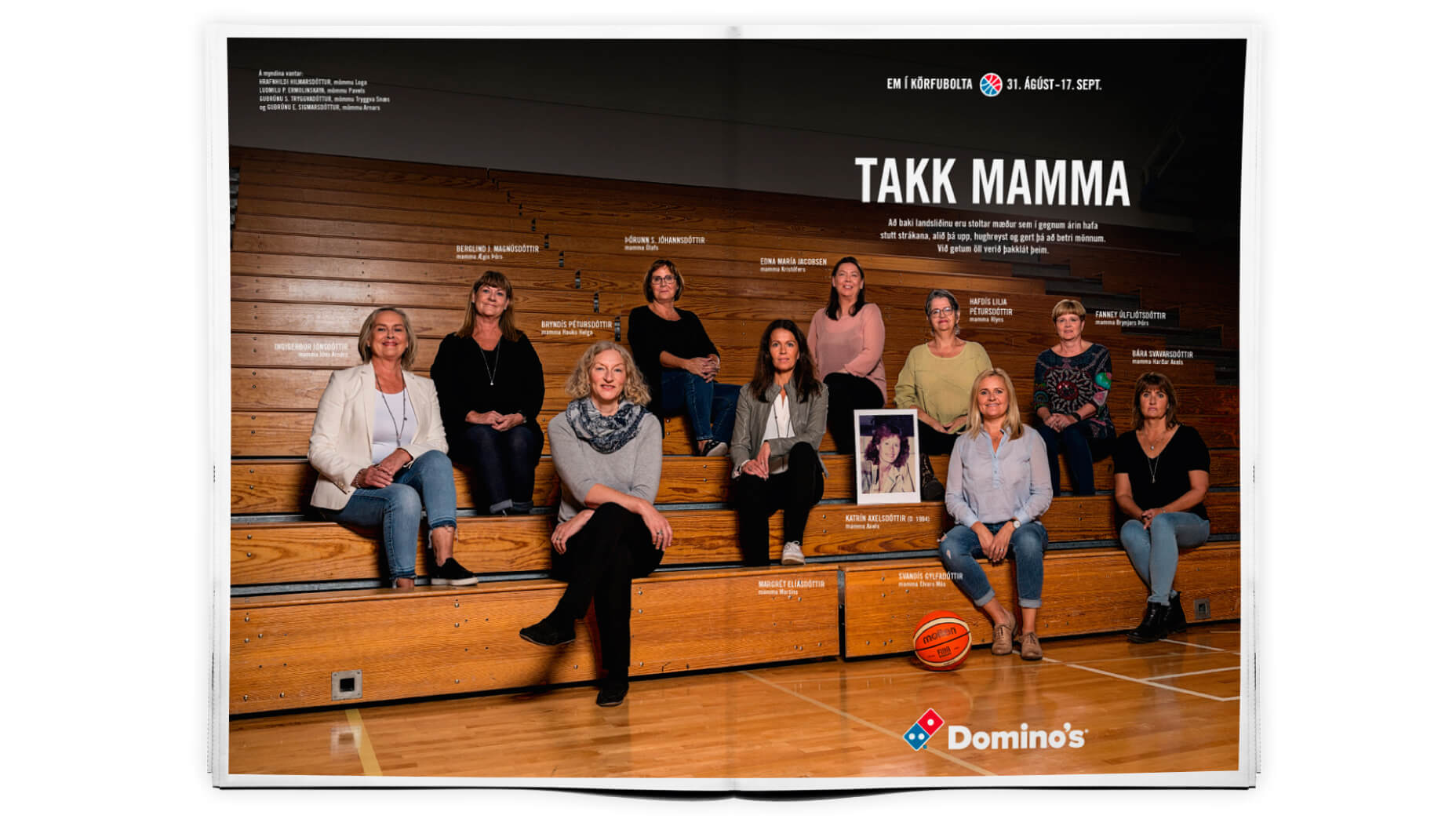 Mæður sitja á áhorfendapöllum.