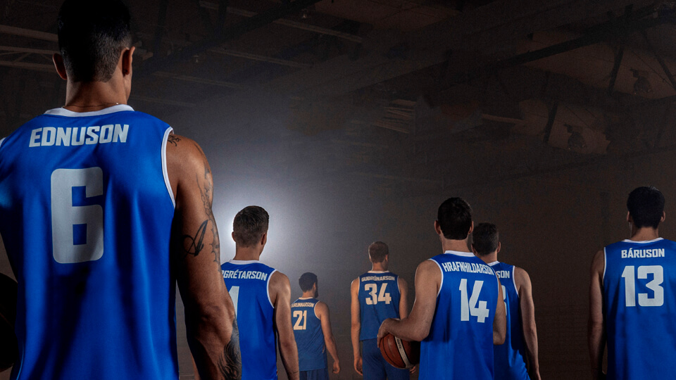 Séð aftan á korfuboltastráka.