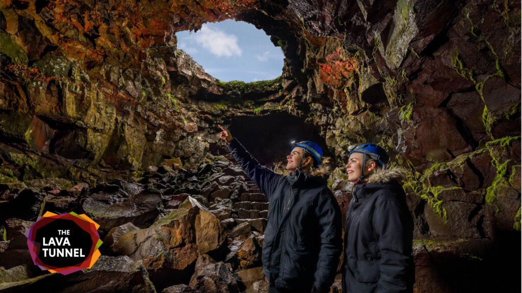 Par inni í hellinum.