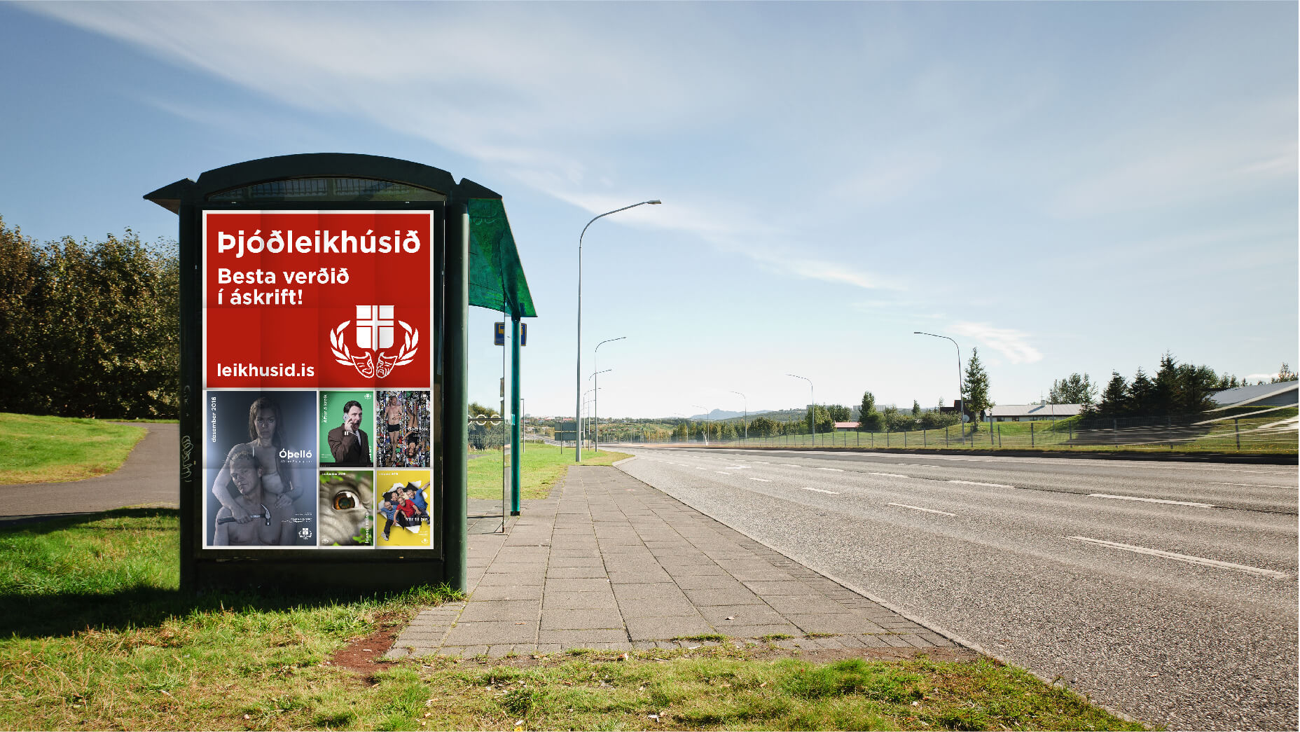 Strætóskýli með plakati.