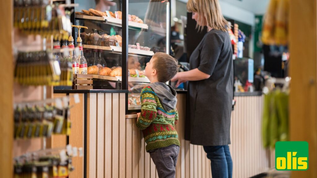 Kona og barn við afgreiðsluborð.
