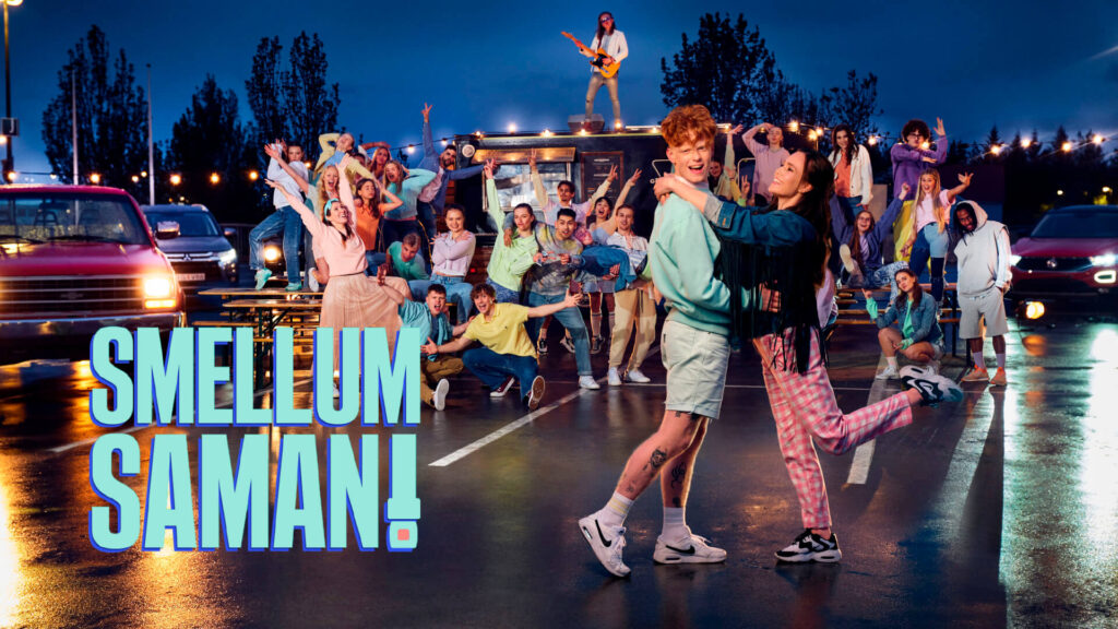 par dansar innan um hóp af fólki.